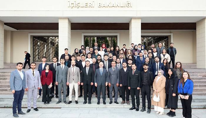 Gençliğin Abisi İçişleri Bakan Yardımcısı Bülent Turan, gençlerle buluştu.