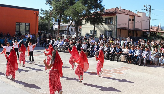 KAYMAKAM  EMRAH BÜTÜN İLKÖĞRETİM HAFTASI KUTLAMA PROGRAMINA KATILDI