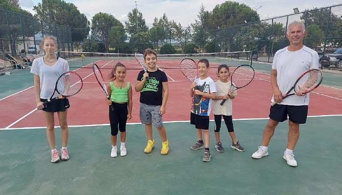 Bayramiç Belediyesi’nden ücretsiz tenis kursu