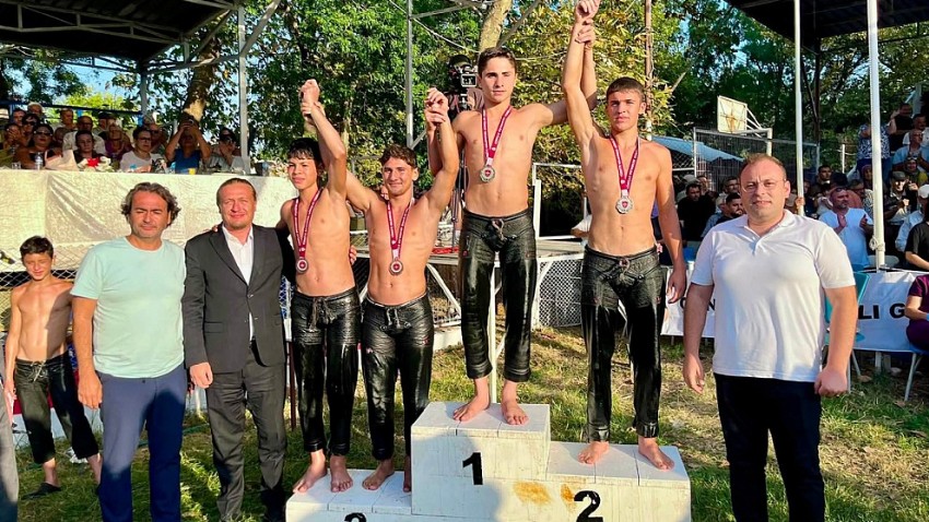 BAYRAMİÇLİ PEHLİVANLARDAN ÇARDAK’TA 3 MADALYA