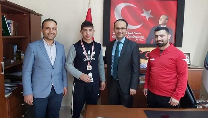 Başarılı Güreşçiden Kaymakama Ziyaret