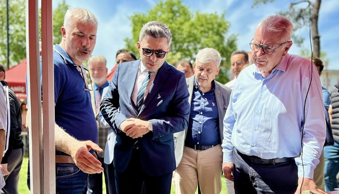 Kaymakam Emrah Bütün,Belediye Başkanı Hasan Cem Atılgan, Bayramiç Mesleki ve Teknik Anadolu Lisesi tarafından hazırlanan sergiye katıldı.