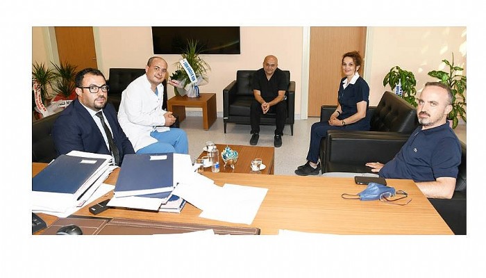 AK Parti Grup Başkanvekili ve Çanakkale Milletvekili Bülent Turan, Çanakkale Mehmet Akif Ersoy Devlet Hastanesi'ne Başhekim olarak atanan Op. Dr. Hasan Keser’e hayırlı olsun ziyaretinde bulundu.