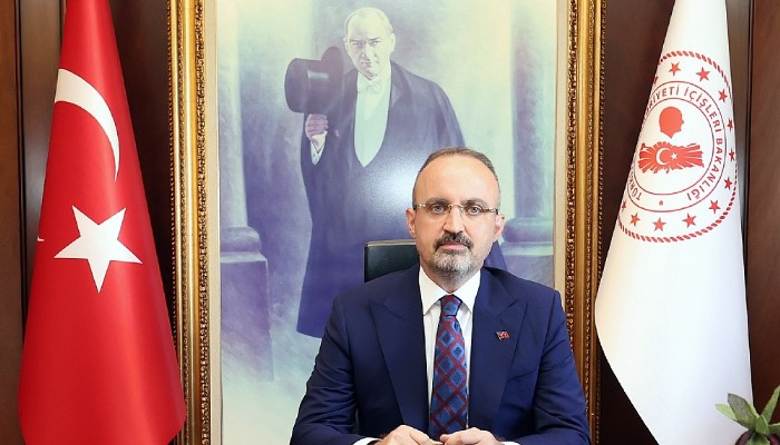 Bülent Turan: Gölgesinde birleştiğimiz sancak Ayyıldızlı bayrağımızdır.
