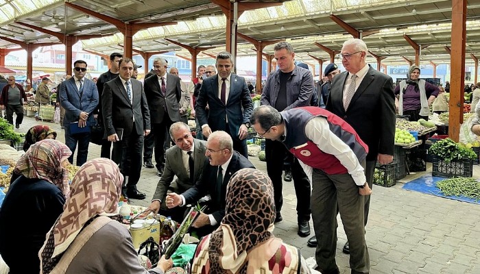 Vali Doç.Dr Ömer Toraman Muhtarlar Toplantısına Katıldı. Ardından Dünya Kadın Çiftçiler Gününü Kutladı.