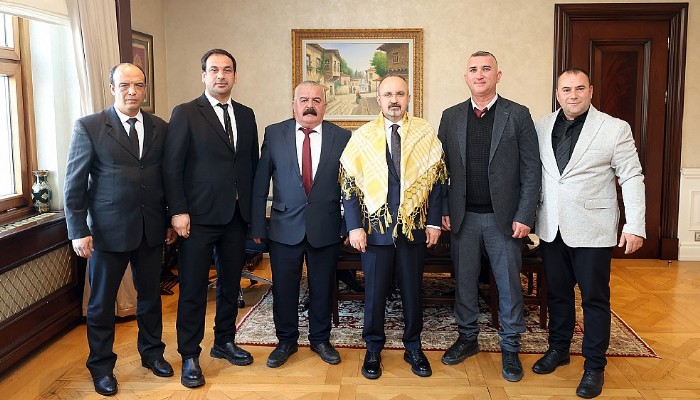 İçişleri Bakan Yardımcısı Bülent Turan, Devecilik Geleneği ve Deveciler Federasyonu (DEGÜF) Yönetim Kurulu üyelerini makamında kabul etti.