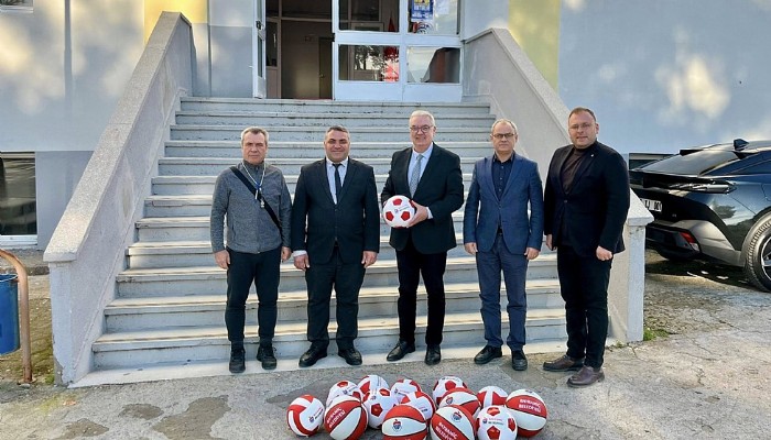 Bayramiç Belediyesinden Okullara Spor Topu Desteği
