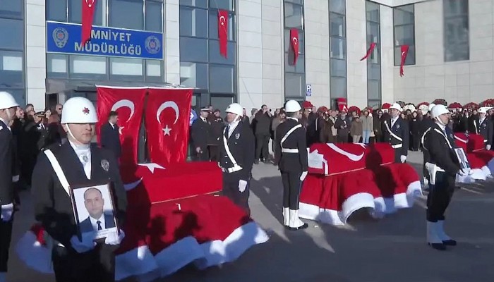 Türkiye şehitlerini uğurluyor! Yalova'da gözyaşları sel oldu