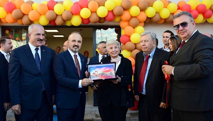 İçişleri Bakan Yardımcısı Bülent Turan, Lapseki’de, hayırsever Güler Kayalı’nın katkılarıyla yapılan anaokulu’nun açılış törenine katıldı.
