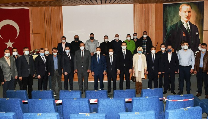 AK Parti Grup Başkanvekili ve Çanakkale Milletvekili Bülent Turan, Türkiye’de en hızlı büyüyen 100 şirket arasına giren üç Çanakkale menşeli firmayla Çanakkale Ticaret Borsası’nda bir araya gelerek plaket verdi.