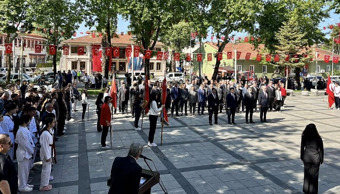 19 Mayıs Atatürk’ü Anma, Gençlik ve Spor Bayramı dolayısıyla, Yıldırım Akbulut Meydanı’nda düzenlenen çelenk sunma töreni Yapıldı.