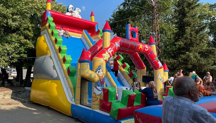 Karaköy' de eski bayramları anımsatan çocuklar için eğlence dolu etkinlik yapıldı.