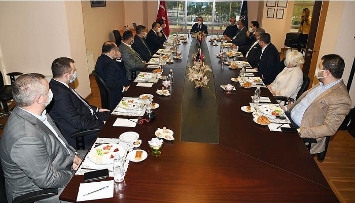 AK Parti Grup Başkanvekili ve Çanakkale Milletvekili Bülent Turan, Çanakkale Ticaret Borsası’nın düzenlediği İş Dünyası İstişare Toplantısı’nda Oda Başkanlarıyla ve iş dünyası temsilcileriyle bir araya geldi.