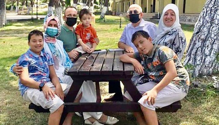 AK Parti Grup Başkanvekili ve Çanakkale Milletvekili Bülent Turan, Çanakkale Onsekiz Mart Üniversitesi Rektörü Prof. Dr. Sedat Murat ile ailecek bir araya geldi.