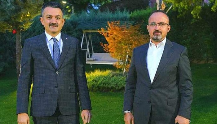 Tarım ve Orman Bakanı Bekir Pakdemirli ile AK Parti Grup Başkanvekili ve Çanakkale Milletvekili Bülent Turan meclis bahçesinde bir araya geldi.