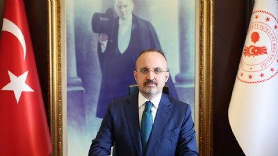 Turan, başta aziz milletimiz olmak üzere, zulme karşı dimdik duran tüm İslâm âleminin ve kıymetli Çanakkaleli hemşehrilerimizin bayramını gönülden tebrik etti.