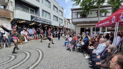 BAYRAMİÇ’TE GÖRKEMLİ AÇILIŞ… DAVETLİ AKINI YAŞANDI 