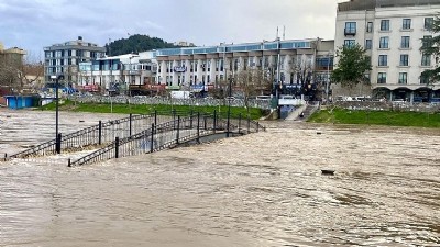Çanakkale’de 5 Köy Yolu Sular Altında Kaldı